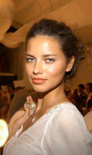 Adriana Lima Young, Adriana Lima Style, Romee Strijd, Glow Skin, Victorias Secret Models, Top Models, Beauty Icons, Adriana Lima, Young Woman