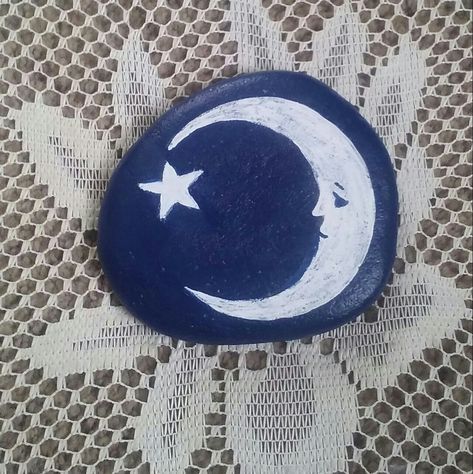 Moon and star, painted on a Lake Huron beach stone by Cindy P 2018. Things To Paint On A Rock, Star Rock Painting, Rock Painting Ideas Blue, Space Rock Painting Ideas, Blue Painted Rocks Ideas, Easy Moon Painting, Moon Rock Painting, Paint Rocks, Rock Painting