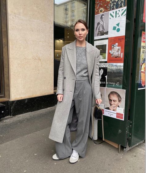 total gray image for walking, voluminous gray coat in men's style Gray Long Coat Outfit, Light Gray Coat Outfit, Gray Trench Coat Outfit, Light Grey Coat Outfit, Grey Coat Outfit, Recreate Outfits, Gray Trench Coat, Grey Pants Outfit, Long Coat Outfit