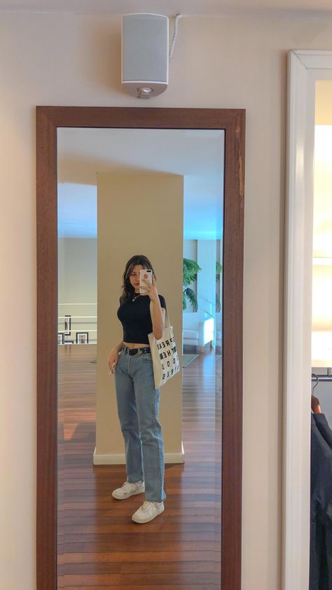 Mirror Poses Standing, Bedroom Mirror Selfie, Standing Mirror Selfie, Mirror Selfie Poses Face, Selfie In Mirror, Ootd Mirror Selfie, Outfit Mirror Selfie, Ootd Poses, Long Mirror