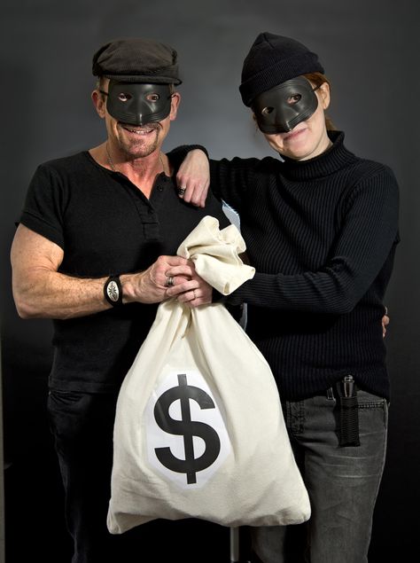 Easy DIY Couples Costume for Halloween: Bank robbers, Thieves, Criminals Robbers Halloween Costume Ski Mask, Bank Robbery Aesthetic, Bank Robber Aesthetic, Robber Outfit, Robber Halloween Costume, Easy Diy Couples Costumes, Robber Costume, Diy Couples Costumes, English Project