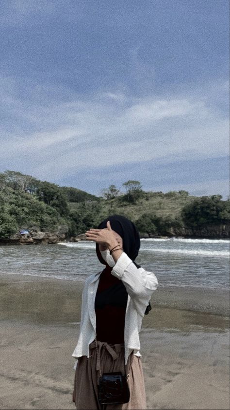 Ide Pose Berdiri, Outfit Pantai Korea, Ootd Kepantai, Ootd Hijab Ke Pantai, Outfit Ke Pantai, Black Hijabi Girl, Ootd Pose, Pantai Aesthetic, Outfit Pantai