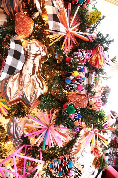 Funky Christmas Decor, Funky Christmas Trees, Christmas Cave, Christmas Goals, Secret Gifts, Mexican Christmas Decorations, Merry Chrysler, Winter Christmas Decor, Aunt Peaches