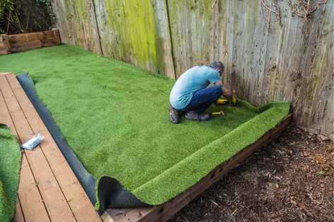 DIY Artificial Grass (PRO Tips BEFORE You Begin Installing) Fake Grass Installation, Fake Grass Backyard, Diy Artificial Turf, Fake Grass For Dogs, Laying Artificial Grass, Artificial Grass Backyard, Artificial Grass For Dogs, Turf Backyard, Grass Installation