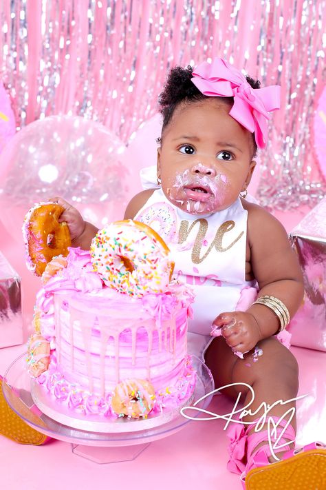 6 Month Birthday Photoshoot, Baby Birthday Photoshoot 1 Year, 6 Month Photoshoot Ideas, 6 Months Baby Photoshoot, 6 Months Baby Photoshoot Ideas, 2nd Birthday Photos, Baby Birthday Photoshoot, Makeup Business, Birthday Donuts