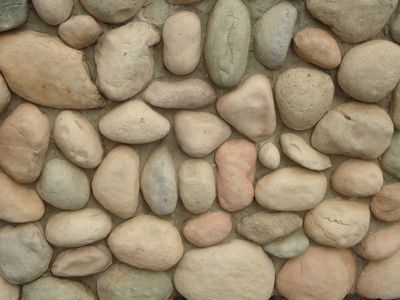 How to Build a River Rock Wall With Mortar thumbnail River Rock Wall Landscaping, River Rock Wall Interior, Hacienda Landscape, River Rock Wall, River Rock Patio, Recreational Pond, Rock Wall Landscape, Construction Hacks, Rock Foundation