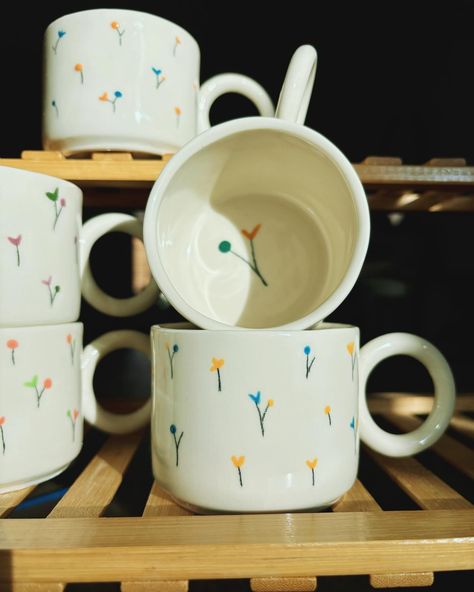 Want to design your own mug? 🌞 Slots have reopened for Floral Mug orders! These are handmade mugs of a creamy/white clay colour. I then hand draw stems with an underglaze pencil and hand paint floral detailing. Where do you come in? You can choose 2 colours for your floral details! There are 22 to choose from. As all details are hand drawn and painted organically for each mug, they are all undeniably unique and individual to you. 🌞 These make lovely gifts or just a lovely addition to you... Simple Mug Painting, Hand Painted Pottery Mugs, Pottery Mug Painting, Paint Your Own Mug, Underglaze Pencil, Mug Painting, Design Your Own Mug, Diy Pottery Painting, Handmade Mugs