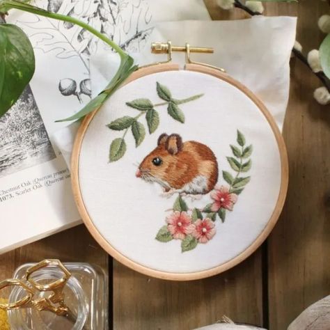 Painting With Thread: How To Make Realistic Embroidery - Crewel Ghoul Cottagecore Embroidery Pattern, Cottagecore Mouse, Thread Painting Embroidery, Cottagecore Embroidery, Stumpwork Embroidery, Mouse Embroidery, Pet Portraiture, Needle Painting, Long And Short Stitch