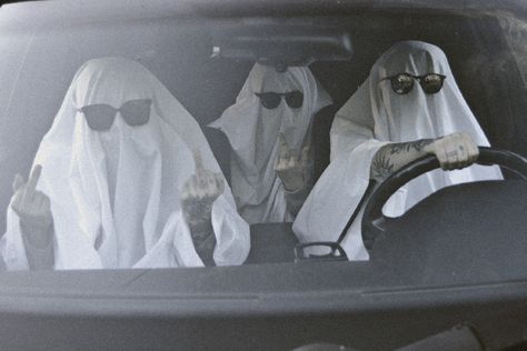 Car Halloween Aesthetic, Fun Spooky Photoshoot, Sheet Halloween Photoshoot, Floral Sheet Ghost, Silly Ghost Photoshoot, Halloween Diy Photoshoot, Friend Ghost Photoshoot, Spooky Halloween Friend Photo Shoot, Group Ghost Photoshoot