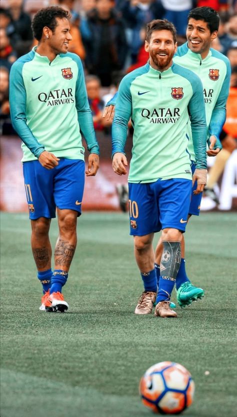 Messi Y Neymar, Messi Suarez, Soccer Pics, Girls Soccer Cleats, Messi Gif, Neymar Barcelona, Messi Psg, Lionel Messi Fc Barcelona, Messi Videos