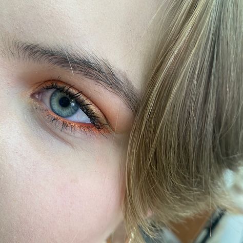 Orange Eyeliner Blue Eyes, Copper Eyeshadow Blue Eyes, Orange Waterline Makeup, Orange Eyeshadow Blue Eyes, Subtle Orange Eye Makeup, Colored Eyeliner For Blue Eyes, Orange Eyeliner Makeup, Orange Eyeliner Looks, Eyeliner Blue Eyes