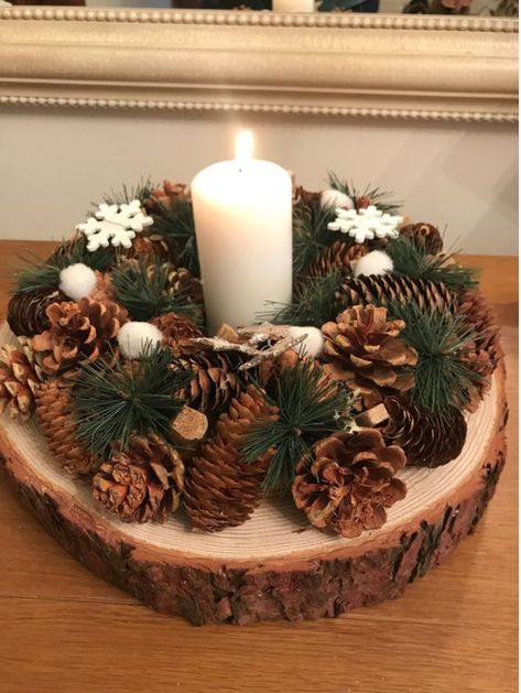 Christmas Cake Stand, Pinecone Crafts Christmas, Christmas Log, Tafel Decor, Christmas Candle Decorations, Holiday Crafts Christmas, Christmas Crafts Decorations, Christmas Decor Ideas, Christmas Wood