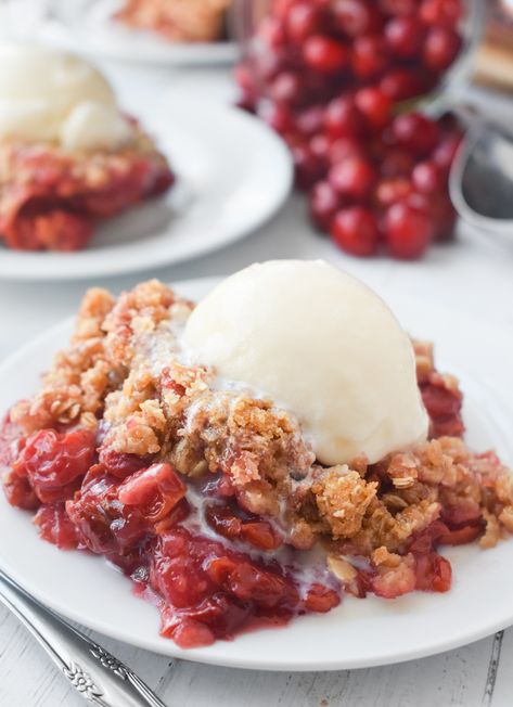 Cherry Crisp Recipe, Rhubarb Crunch, Strawberry Rhubarb Cobbler, Rhubarb Crumble Recipes, Cherry Recipes Dessert, Pumpkin Crisp, Cherry Crisp, Strawberry Crisp, Strawberry Rhubarb Crisp