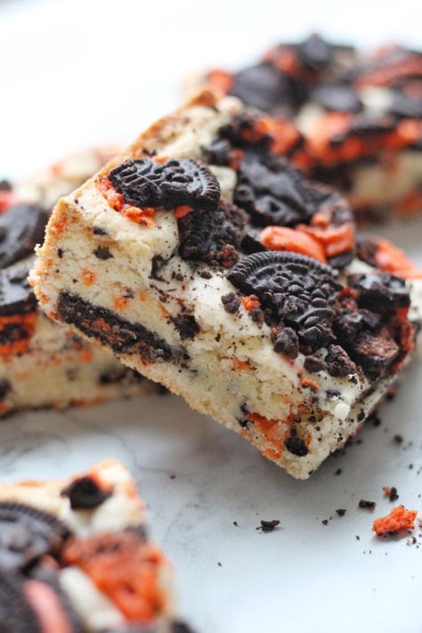 Oreo Cookie Bar, Halloween Dessert Ideas, Halloween Cheesecake, Halloween Candy Recipes, Funfetti Cake Mix, Thin Mint Cookies, Halloween Dessert, Dessert Bar Recipe, Mint Cookies