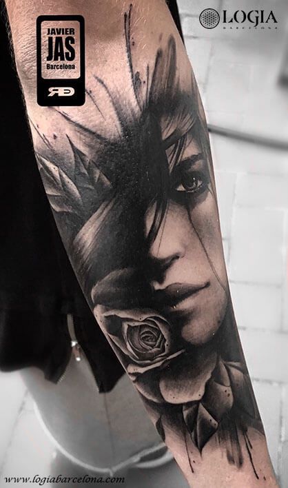 Tatuaje en el antebrazo rosa y rostro de mujer realista blackwork. Tattoo realizado por el tatuador Javier Jas en el estudio de tatuajes Logia Tattoo Barcelona. Tattoo Brazo Mujer, Man Arm, Realistisches Tattoo, Girl Face Tattoo, E Tattoo, Face Tattoos, Feather Tattoos, Cover Up Tattoos, Tattoo Sleeve Men