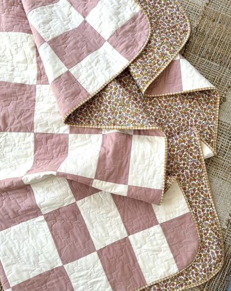 How to make: A big rectangles and squares quilts (real original Joz) Easy Blanket Sewing, Gingham Quilt Pink, Easiest Quilt Pattern, First Time Quilting Easy, Quilt Trim Ideas, Quilted Pillow Cover Pattern, Quilt For Mom, Sewing Patterns Quilts, Christmas Quilt Crafts Gift Ideas