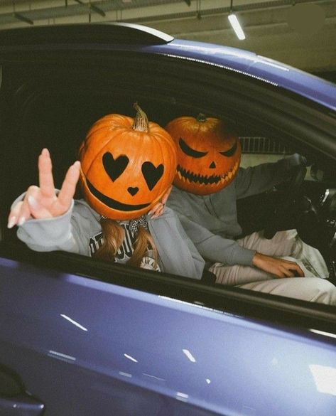 Couples Carved Pumpkins, Pumpkin Photo Shoot, Pumpkin Couple, Pumpkin Photoshoot, Fall Date Ideas, Pumpkin Photography, Halloween Pumpkin Crafts, Creative Pumpkin Carving, Pumpkin Pictures