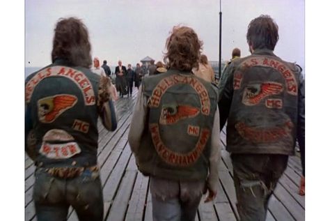 The biker vest (or cut) is the way most motorcycle clubs show their affiliation and has been a staple of the outlaw culture since WWII. Hell Angels, Bike Gang, Central Logo, Motorcycle Gang, Biker Clubs, Motorcycle Culture, American Motorcycles, Cb 750, Biker Gang