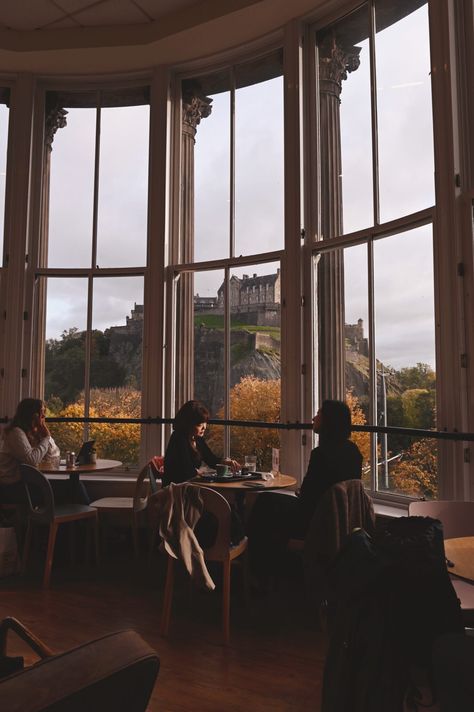 Edinburgh Walking Tour, England Cafe Aesthetic, England City Aesthetic, What To Wear In The Uk In October, Edinburgh Castle Interior, Edinburgh Style Fashion, Princess Street Edinburgh, Life In Edinburgh, Edinburgh Winter Aesthetic