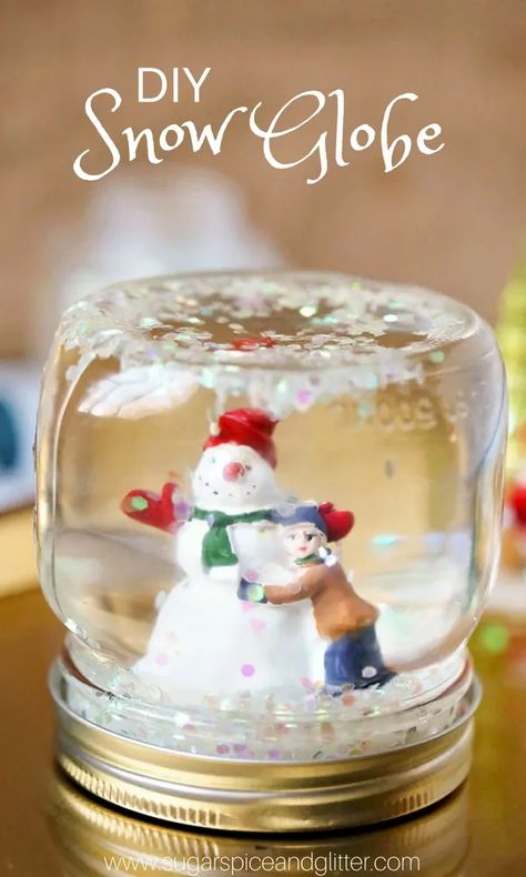 Snow Globe For Kids, Christmas Snow Globes Diy, Diy Snow Globes, Homemade Snow Globes, Easy Mason Jar Crafts, Holiday Snow Globe, Display Visual Merchandising, Easy Winter Crafts, Globe Diy