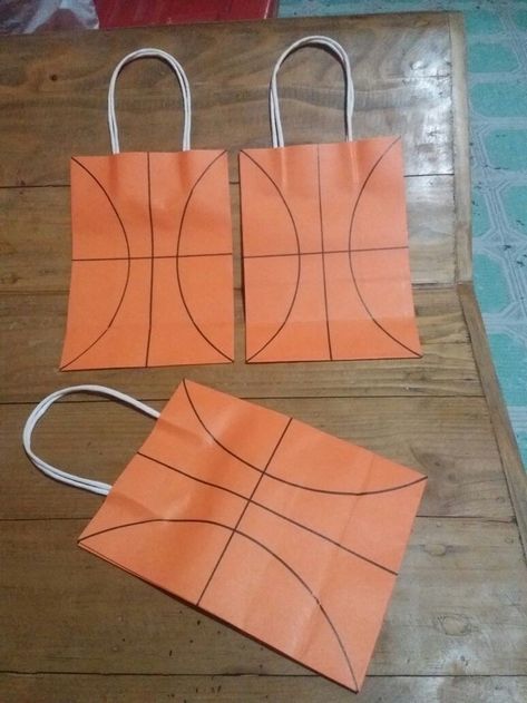 Basketball Loot Bag Ideas, Basketball Team Party Ideas, Basketball Goodie Bags For Players, Basketball Team Treats Ideas Goodie Bags, Basketball Birthday Favors, Basketball Snack Ideas, Basketball Team Goodie Bag Ideas, Sports Themed Snacks For Kids, Basketball Pool Party Ideas