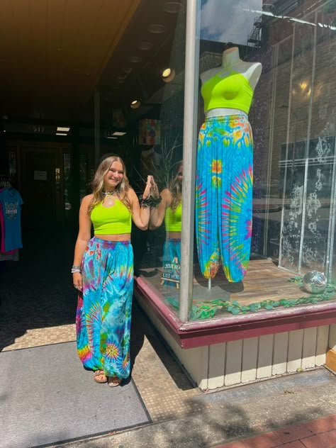 hippie boho tie dye outfit idea Modest Rave Outfits, Cute Nerd Outfits, Cute Hippie Outfits, Lazy Cute Outfits, Trippy Outfits, Jhene Aiko Concert, Casual Feminine Outfits, Hippie Festival Outfit, Outer Banks Summer