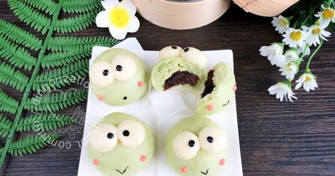 Miki’s Food: Keroppi Matcha Steamed Bun aka Green Tea Tau Sar Pao 抹茶豆沙包 Cute Keroppi, Pao Recipe, Frog Food, Steam Buns, Pastry Design, Bread Maker Recipes, Bao Buns, Red Bean Paste, Bread Bun