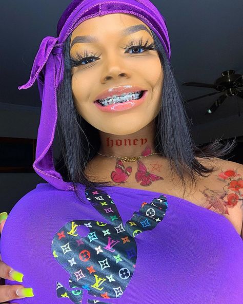 EMILY 👅💕 on Instagram: “Do you love me yet?💉” Jewelry Teeth, Braces Colors Ideas, Teeth Gems, Delicious Healthy Food, Braces Cost, Da Brat, Teeth Whitener, Braces Colors, Straight Teeth