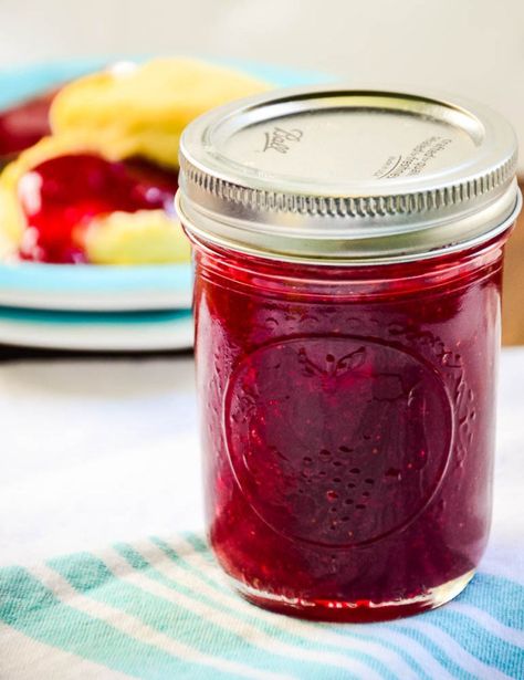 Old Fashioned Strawberry Preserves Small Batch Blackberry Jam, Strawberry Preserves Recipe, Preserving Recipes, Canning Peaches, Pressure Canning Recipes, Strawberry Treats, Canning 101, Orange Jam, Home Canning Recipes