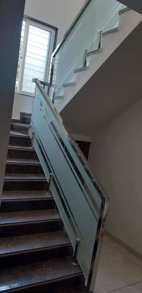 Glass Railing For Stairs, Glass Reling Design Steel, Stair Railing Glass Design, Steps Glass Railing Design, Tafan Glass Designs Reling, Relling Glass Design, Glass Railing Stairs Modern, Stairs Glass Railing Design, Steel Railing Design Stairways