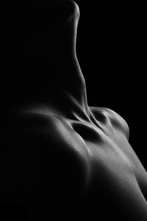 Black White Photography Women, Body Scape Ideas, Sensual Fashion Photography, Human Body Photoshoot, Chest Photos Female, Back Body Photography, Moody Boudiour Photoshoot, Photo Human Body Photography, Photo Corps Feminin