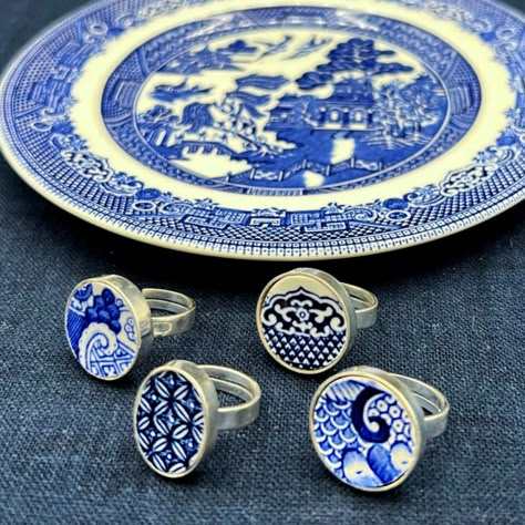 In stock, ready to ship! Shower her with love, affection, and your choice of broken china jewelry Blue Willow china rings from eclectiQuas. Each of the four blue and white china rings feature an upcycled English porcelain piece from vintage Blue Transferware plates, and a fine sterling silver round or oval ring setting, each fully adjustable from ring sizes 5 to 8. The look is contemporary yet classic, casual yet dressy, and makes a romantic porcelain jewelry gift with an elegant vintage chinoiserie style. The perfect gift for her birthday, Christmas, Valentines Day, Mothers Day, or her 9th (pottery/willow), 18th (porcelain), or 20th (china) anniversary! Please visit www.eclectiQuas.etsy.com to find the full collection of our eclectic jewelry. All of our jewelry is one-of-a-kind or limited Upcycle China Dishes, Upcycle Jewelry Ideas, Broken China Jewelry Tutorial, Broken Plate Jewelry, Broken China Jewelry Diy, Broken Pottery Jewelry, Blue Willow Decor, Broken China Crafts, Blue Willow China