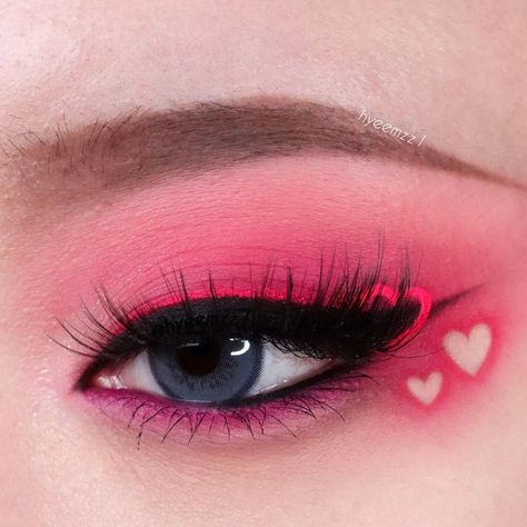 Pink Heart Eyeshadow, Pink Heart Eye Makeup, Heart Themed Makeup, Lovecore Makeup, Black And Pink Makeup, Pink Heart Makeup, Pink And Black Makeup, Heart Makeup Look, Magenta Makeup