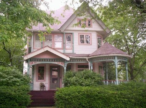 OldHouses.com - 1895 Victorian: Queen Anne - Beautiful Queen Anne Victorian in Berwyn, Illinois Berwyn Illinois, Victorian Queen, Queen Anne Victorian, Victorian Style Homes, Casas The Sims 4, Cottage Christmas, Christmas Cakes, Pink House, Victorian Architecture