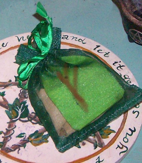 Free Money Spell: How to Make a Money-Making Charm Bag - This is worth reading - Pinned by The Mystic's Emporium on Etsy Powerful Money Spells, Money Spells That Work, Witchcraft Magic, Prosperity Spell, Money Spell, Wiccan Crafts, Casting Spells, Mojo Bags, Luck Spells