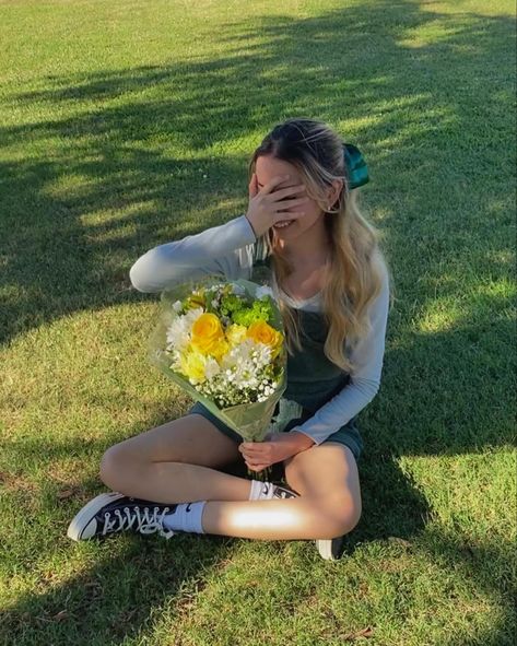 Bouquet Poses Instagram, Pose With Flowers Bouquets, Flower Bouquet Green, Pose Inspo Aesthetic, Bday Pictures, Oregon Aesthetic, Bouquet Green, Grad Outfits, Grad Photography