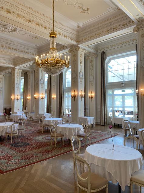 rich lifestyle, fancy diner, old hollywood feel, baroque style Fancy Dining Hall, Hotel Dining Hall, Bloxburg Cafe, Hall Decorations, Kempinski Hotel, Wedding Hall Decorations, Dining Interior, Dinner Places, Point Perspective