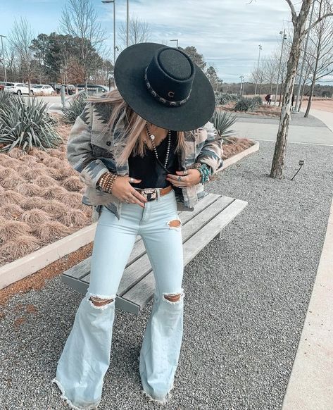 Country Concert Outfit Winter, Concert Outfit Fall, Concert Outfit Winter, Trajes Country, Casual Country Outfits, Southern Outfits, Country Style Outfits, Western Wear Outfits, Cute Country Outfits