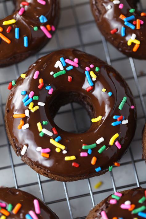 Low carb paleo gluten free chocolate donuts Chocolate Doughnut Glaze, Gluten Free Doughnuts, Mini Donuts Maker, Chocolate Doughnuts, Gluten Free Chocolate Cake, Donut Maker, Glazed Doughnuts, Gluten Free Donuts, Doughnut Recipe