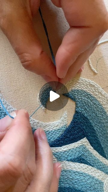 Chain Stitch Motif, Modern Embroidery Patterns Free, Square Embroidery, Blue Instagram, Abstract Embroidery, Diy Broderie, Chain Stitch Embroidery, Embroidery Videos, Learn Embroidery