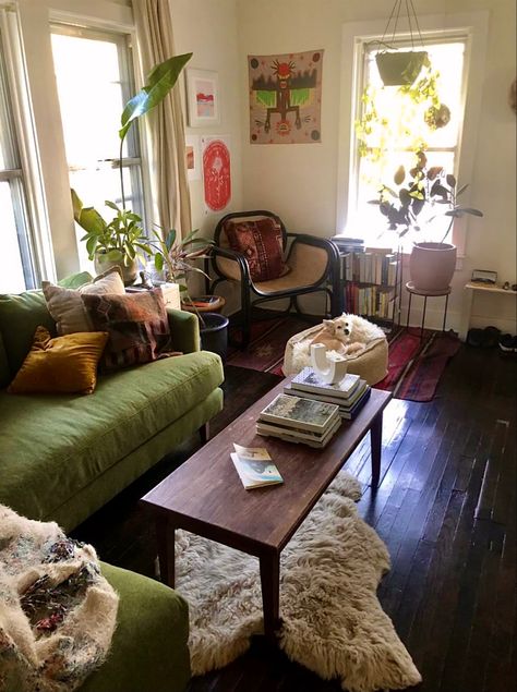 Chair Nook, Living Room Victorian, Vinyl Record Room, Golden Living Room, Boho Mcm, Cozy Boho Living Room, Brown Living Room Decor, Record Room, Green Couch