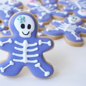 Skeleton Simple, Simple Skeleton, Skeleton Cookies, Halloween Sugar Cookies Decorated, Dessert Halloween, Halloween Cookies Decorated, Halloween Sugar Cookies, Ghost Cookies, Royal Icing Recipe