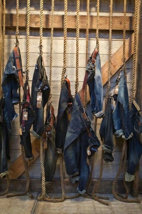 Denim Display, Fair Photos, Living Architecture, Clothing Store Displays, Clothing Store Interior, Clothing Store Design, Store Design Boutique, Store Window Displays, Visual Merchandising Displays