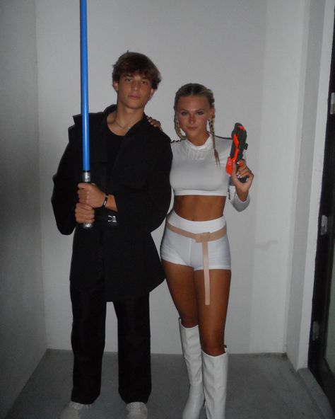 Couple Halloween Costumes Anakin And Padme, Halloween Anakin And Padme, Cupless Costumes, Padme Costume And Anakin, Halloween Costume With Boyfriend, Anikan And Padme Costume Halloween, Halloween Outfit For Couples, Couples Costumes Padme And Anakin, Padded And Anakin Costume