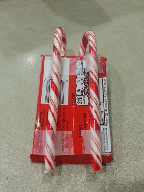 Candy Cane Sleds Christmas, Chocolate Bar Sled Candy Sleigh, Candy Santa Sleigh Diy, Candy Sleds For Christmas, Candy Cane Sleighs With Candy Bars, Candy Sleighs For Christmas, Candy Cane Sled, Candy Sleigh, Diy Christmas Gifts For Friends