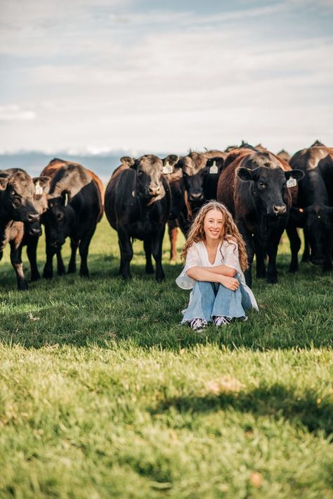 Barn Senior Pictures, Outdoor Senior Picture Ideas, Cowgirl Senior Pictures, Farm Senior Pictures, Outdoor Senior Photography, Senior Pictures Outfits, Outdoor Senior Pictures, Senior Year Pictures, Cute Senior Pictures