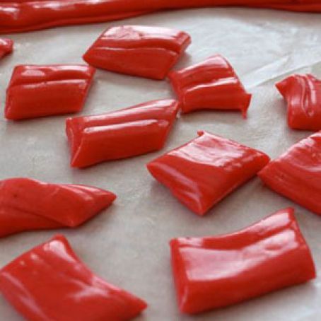 Taffy Recipe, Easy Candy Recipes, Laffy Taffy, Candy Recipes Homemade, Chewy Candy, Homemade Candies, Kool Aid, Taffy, Wax Paper