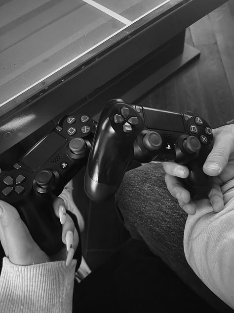 lovers playing playstation, couple photo Chicos Aesthetic, Gamer Couple, Liquor Drinks, Book Aesthetics, Boy And Girl Best Friends, Fake Pictures, Game Room Design, Girls Play, Missing Piece