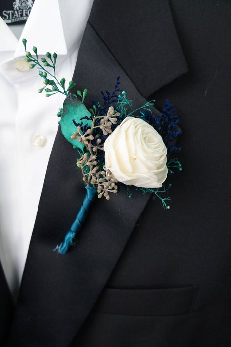 Corsage For Men, How To Make Corsages, Green Boutonniere, Blue Corsage, Blue Boutonniere, Prom Corsage And Boutonniere, Boutonnieres Prom, Dyed Flowers, Berry Wedding