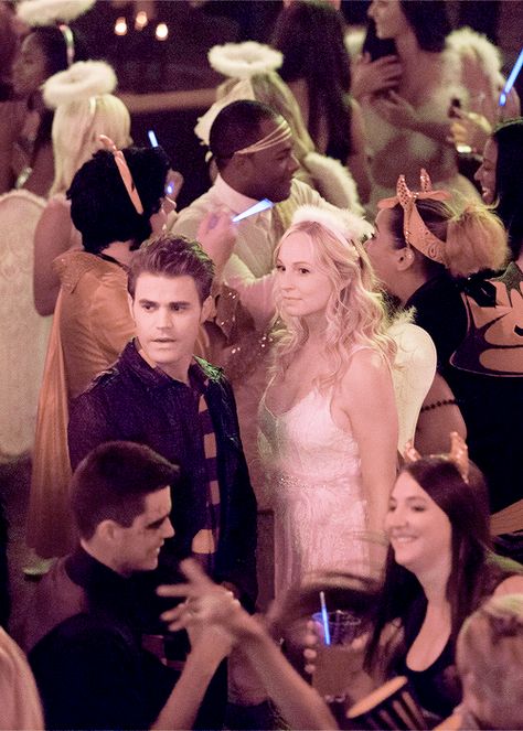 Tvd Rares, Tvd Pics, Tvd Season 7, Tvd Bts, Tvd Wallpaper, Tvd Ships, Vampire Diaries Costume, Hollywood Series, Vampire Barbie